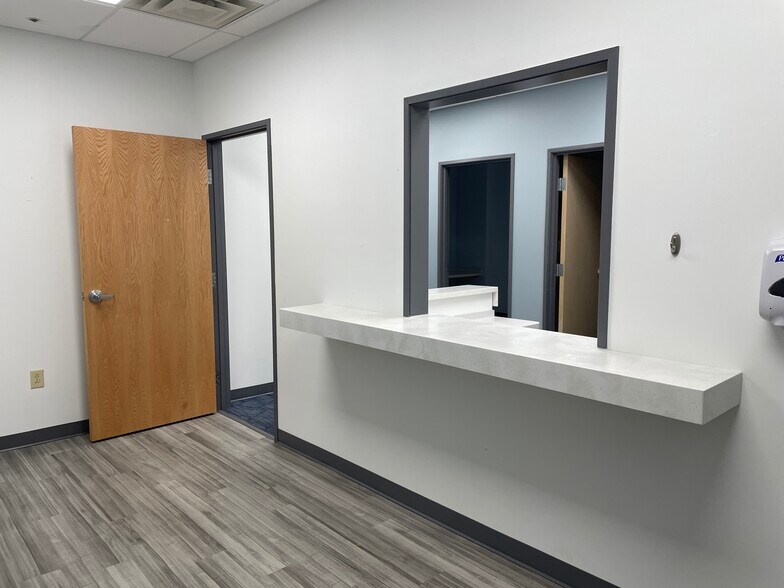 More Photos Of 2620 Kessler Blvd E, Indianapolis Medical For Lease