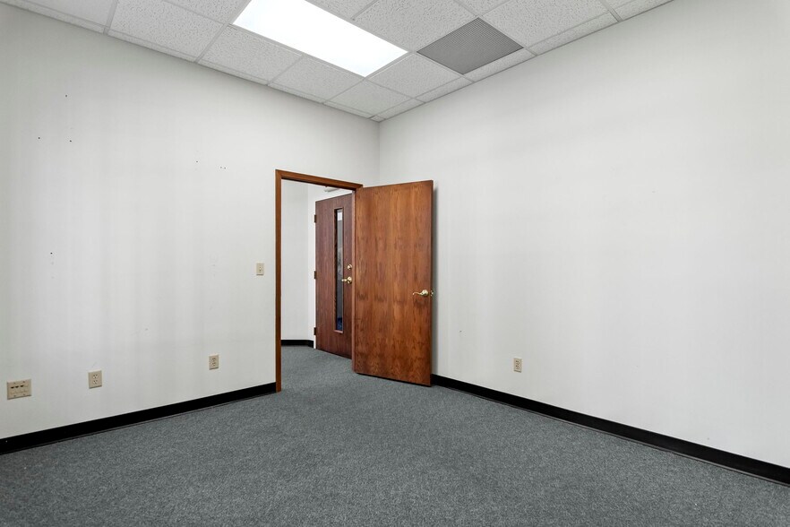 More Photos Of 15 SW Old State Capitol Plz, Springfield Office For Lease