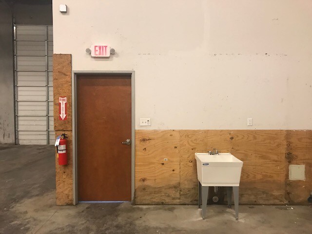 More Photos Of 307 N Rogers Rd, Irving Warehouse For Lease