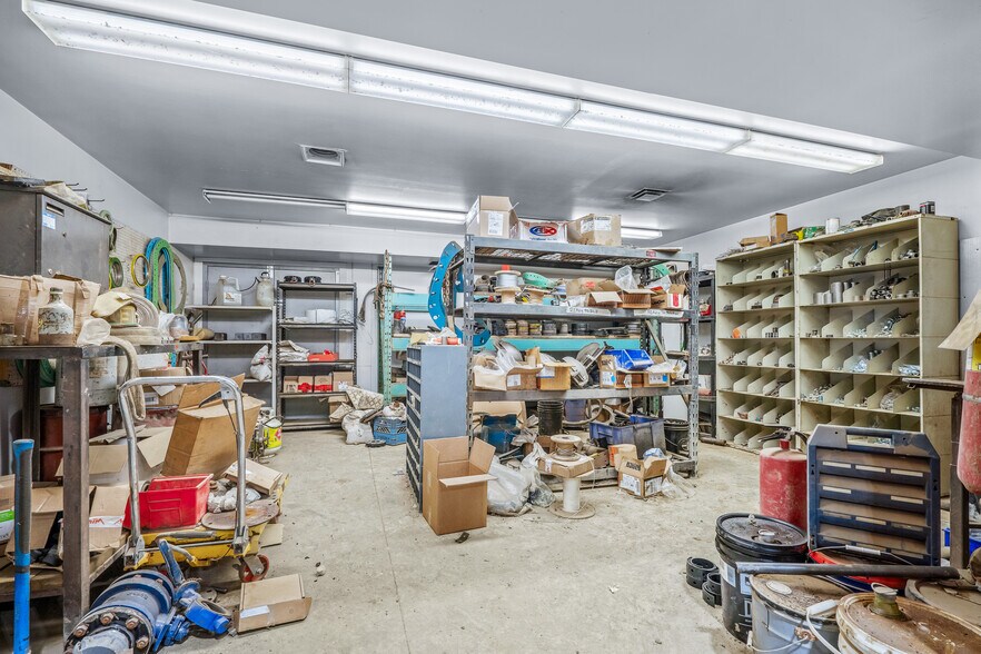 More Photos Of 501075 RR 14, Lloydminster Manufacturing For Sale