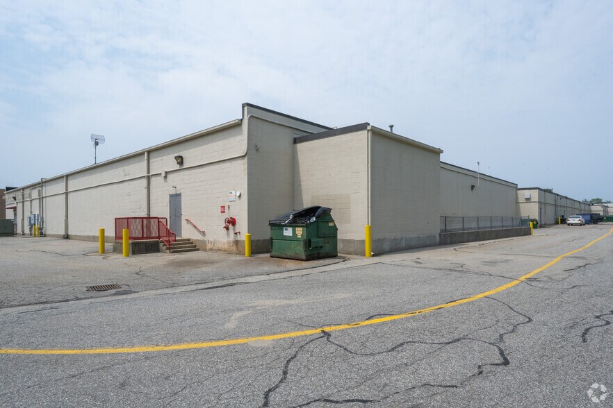 More Photos Of 125 Church St, Pembroke Freestanding For Lease