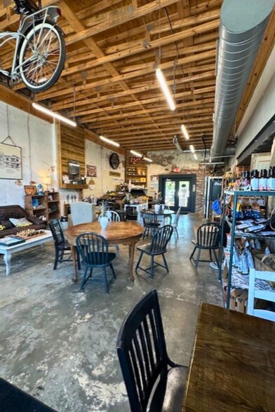 More Photos Of 412-416 Grayson Pky, Grayson Storefront For Lease