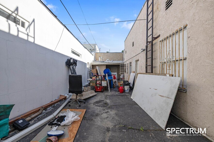 More Photos Of 6451-6453 Van Nuys Blvd, Van Nuys Storefront For Lease