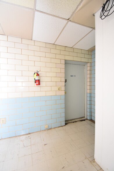 More Photos Of 132 N Main St, Hubbard Freestanding For Sale