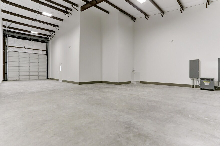 More Photos Of 8990 Parkwest Dr, Houston Showroom For Lease