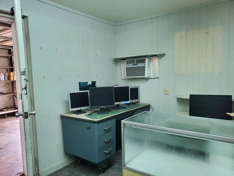 More Photos Of 108 West Gillum, Grandview Warehouse For Sale