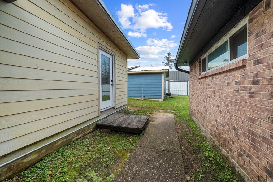 More Photos Of 29519 W Hawthorne Dr, Spring Flex For Sale