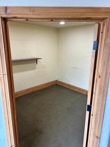 More Photos Of 365 Warren Ave, Silverthorne Showroom For Lease