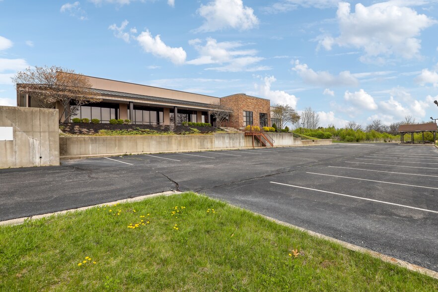 More Photos Of 60 Overbrook Dr, Monroe Flex For Sale