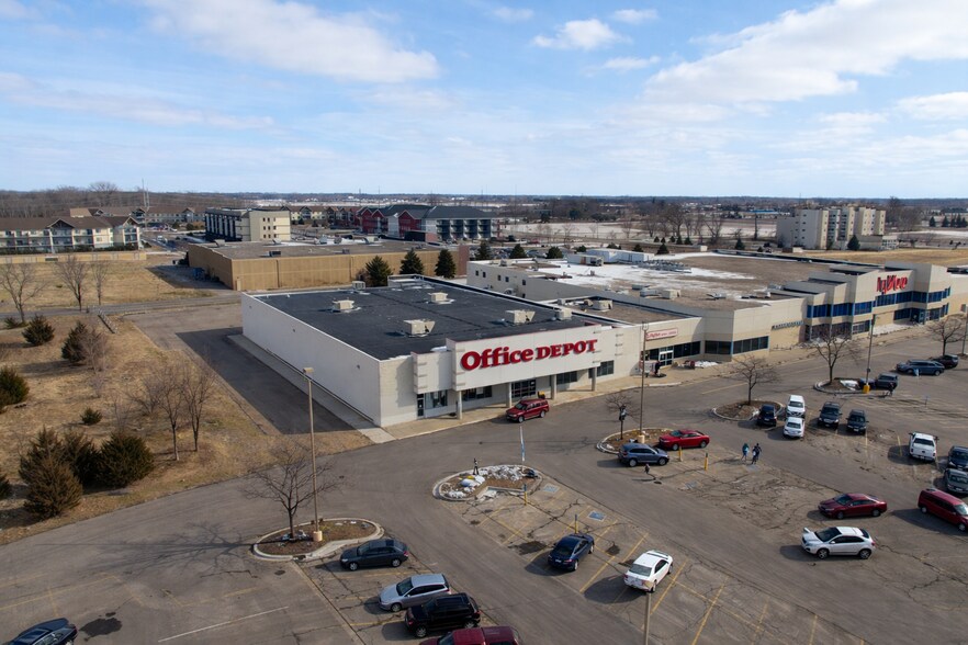 More Photos Of 2020 Adams St, Mankato General Retail For Sale