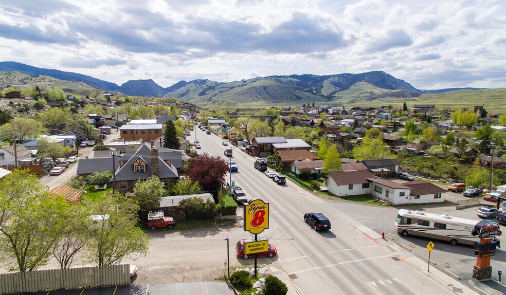 More Photos Of 702 Scott St, Gardiner Hotel For Sale