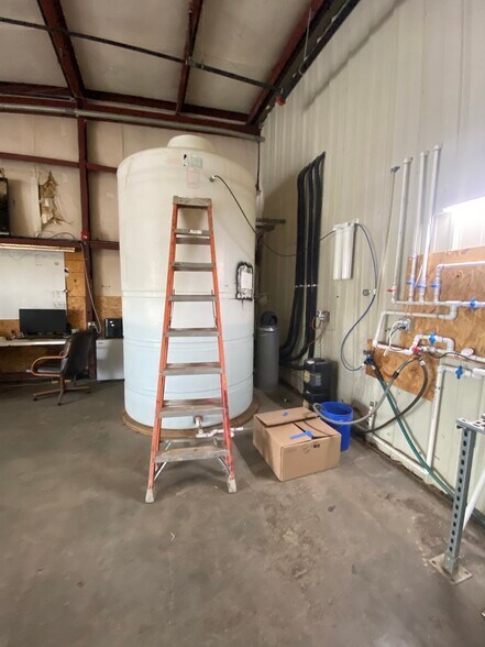 More Photos Of 810-812 SE 3rd St, Lawton Light Manufacturing For Sale