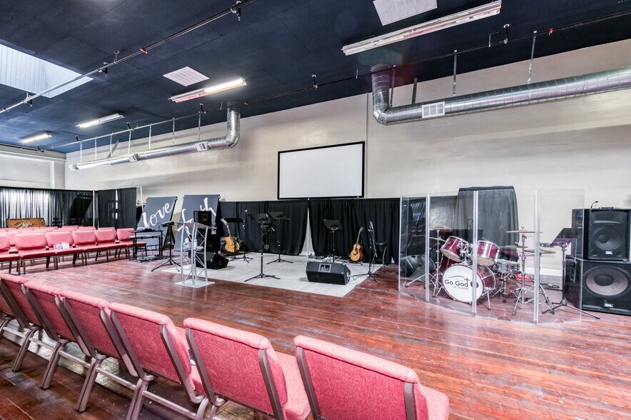 More Photos Of 137 N L St, Dinuba Storefront Retail Residential For Sale