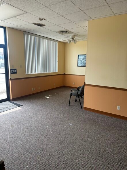 More Photos Of 5 Lyn Mar Plz, Lyndora Office For Sale