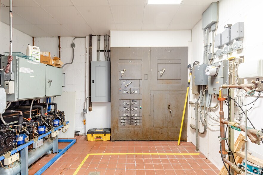 More Photos Of 551 S 8th St, West Dundee Restaurant For Sale