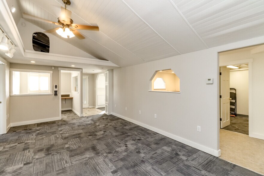 More Photos Of 3838 S Warner St, Tacoma Flex For Lease