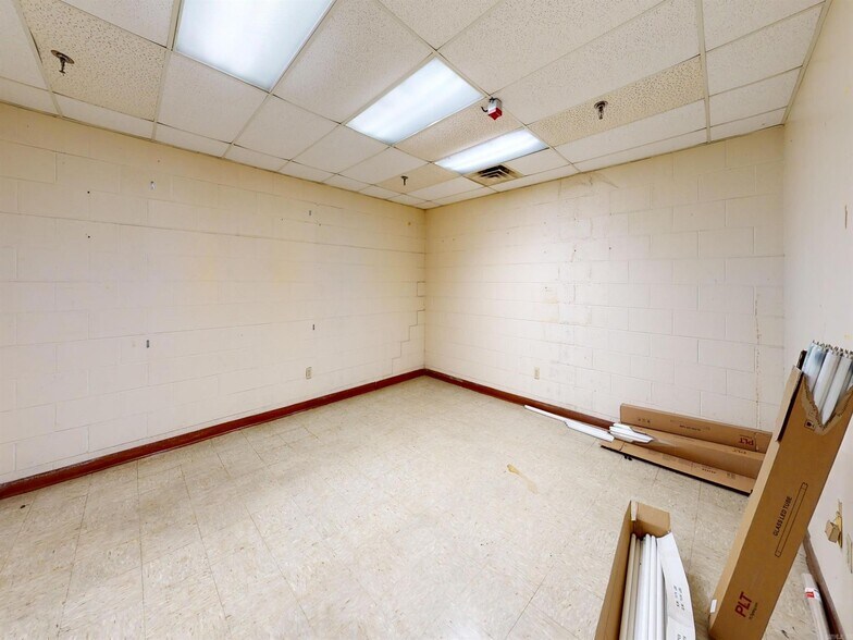 More Photos Of 103 Red Bridge Rd, De Queen Warehouse For Sale