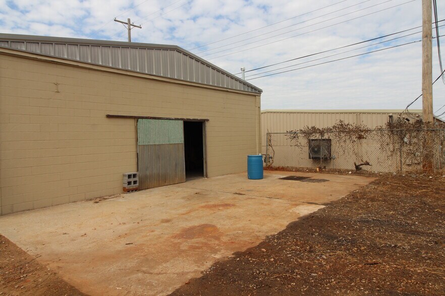 More Photos Of 1101 SE 26th St, Oklahoma City Manufacturing For Lease