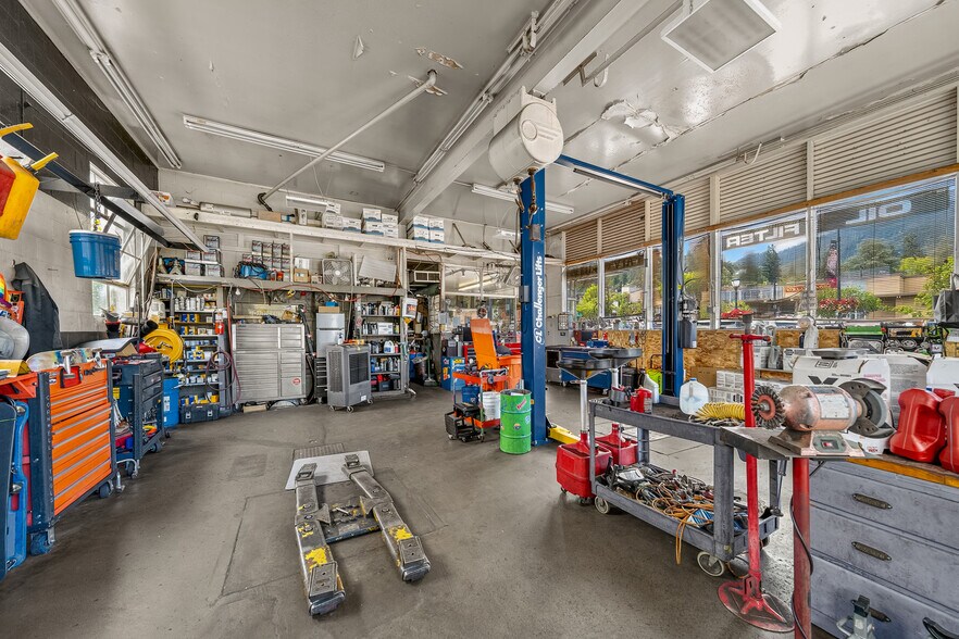More Photos Of 75 Lithia Way, Ashland Service Station For Sale