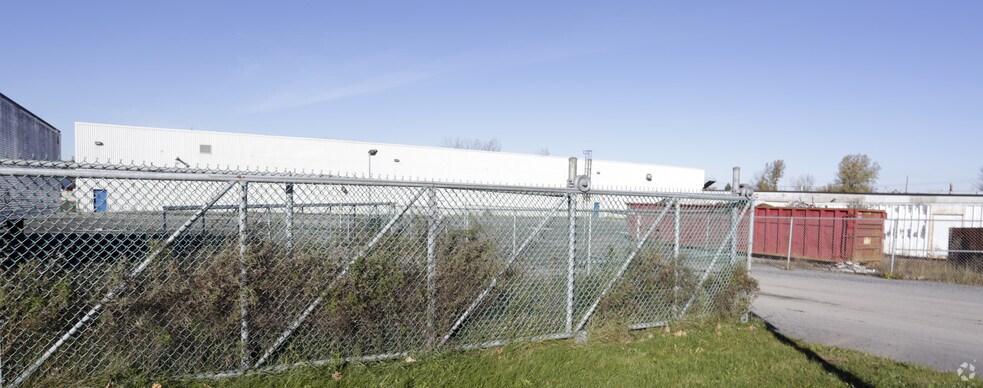 More Photos Of 2000 Boul Industriel, Chambly Warehouse For Lease