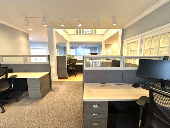 More Photos Of 214 Aberdeen Dr, Valparaiso Office For Sale