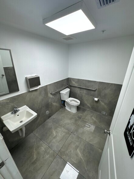 More Photos Of 10859 NW 21st St, Doral Warehouse For Lease