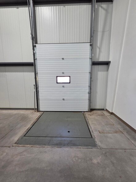 More Photos Of 111 Phoenix Crossing, Bloomfield Showroom For Lease