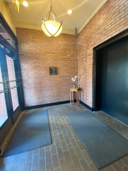 More Photos Of 233 S Detroit Ave, Tulsa Office For Lease