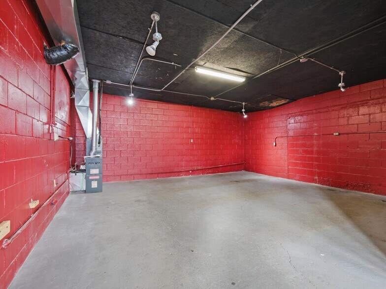 More Photos Of 828 W 14 Mile Rd, Clawson Warehouse For Lease