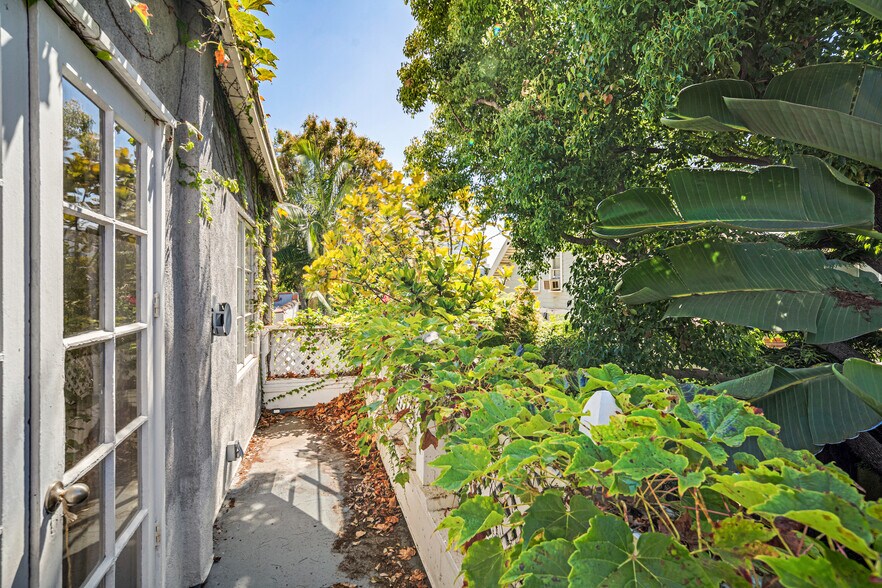 More Photos Of 1231-1233 17th St, Santa Monica Apartments For Sale