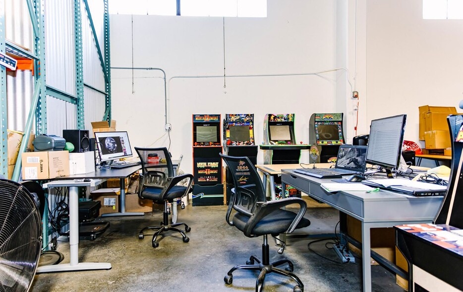 More Photos Of 21350 Lassen St, Chatsworth Warehouse For Lease