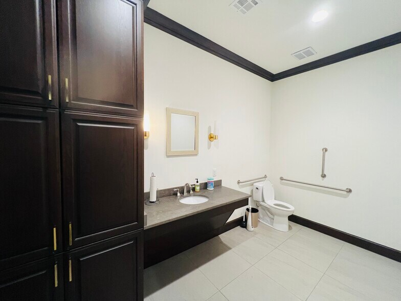 More Photos Of 5716 NW 135th St, Oklahoma City Medical For Lease