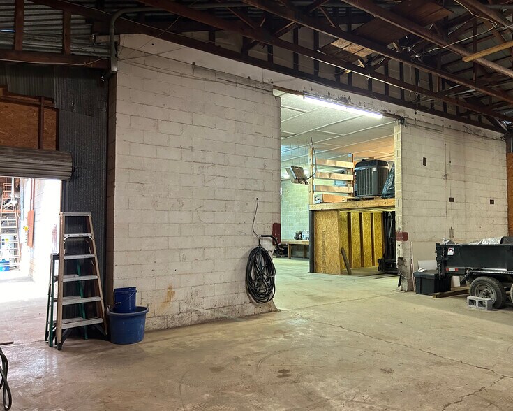 More Photos Of 515 S Noble St, Anniston Light Distribution For Sale