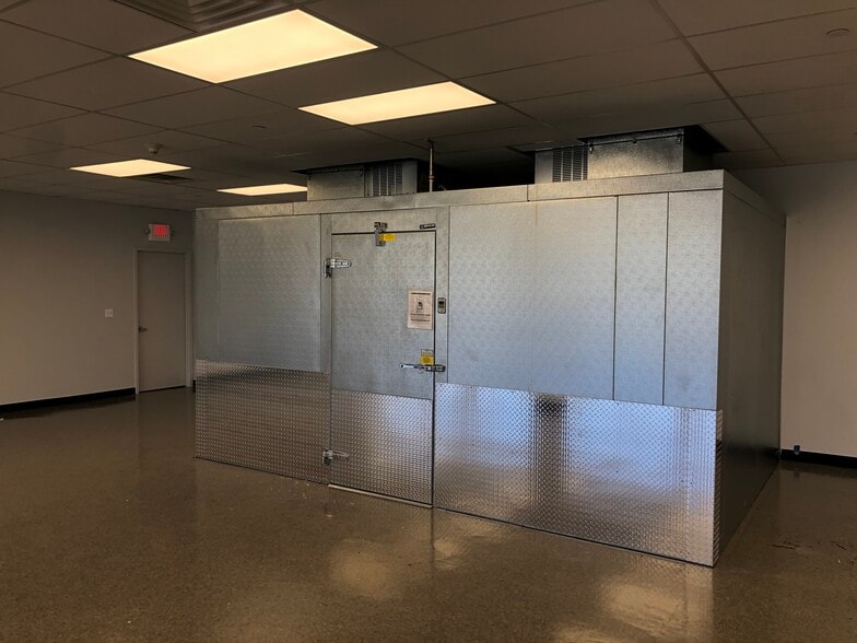 More Photos Of 595 S Broadway, Hicksville Warehouse For Lease