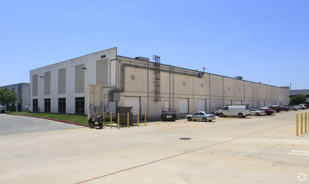 More Photos Of 2914 Montopolis Dr, Austin Light Manufacturing For Lease