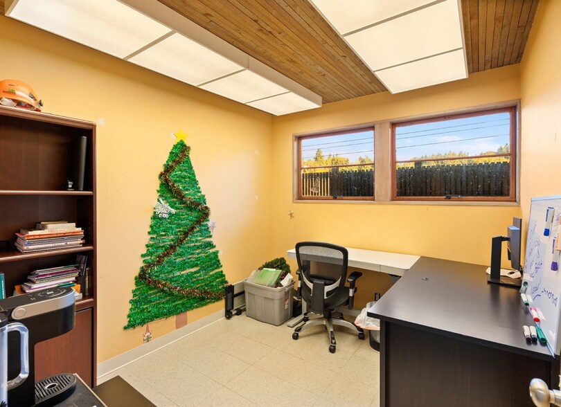 More Photos Of 220 Foothills Rd, Lake Oswego Service For Lease