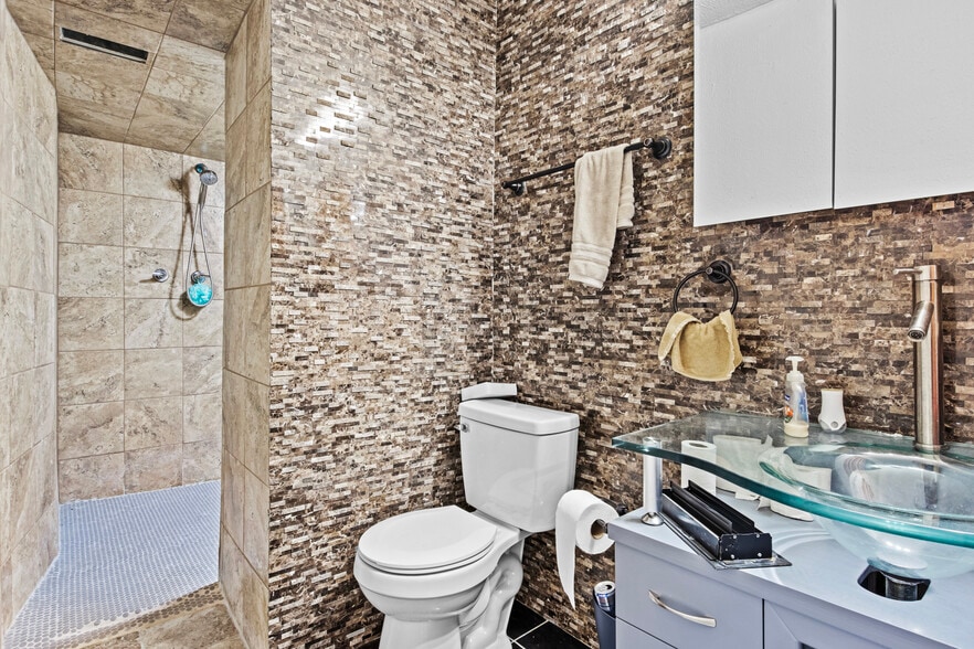 More Photos Of 1415-1419 Leestown Rd, Lexington General Retail For Sale