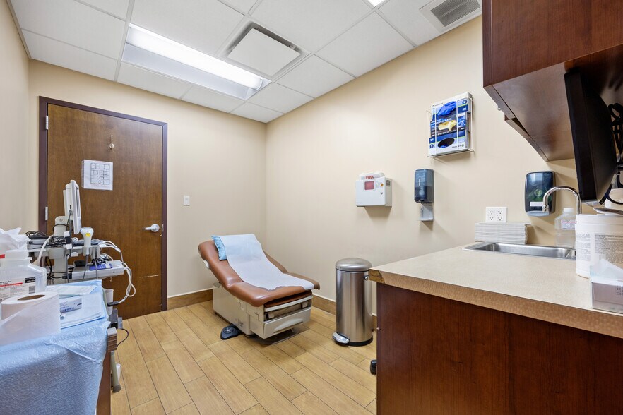 More Photos Of 7210 13th Ave, Brooklyn Office For Sale