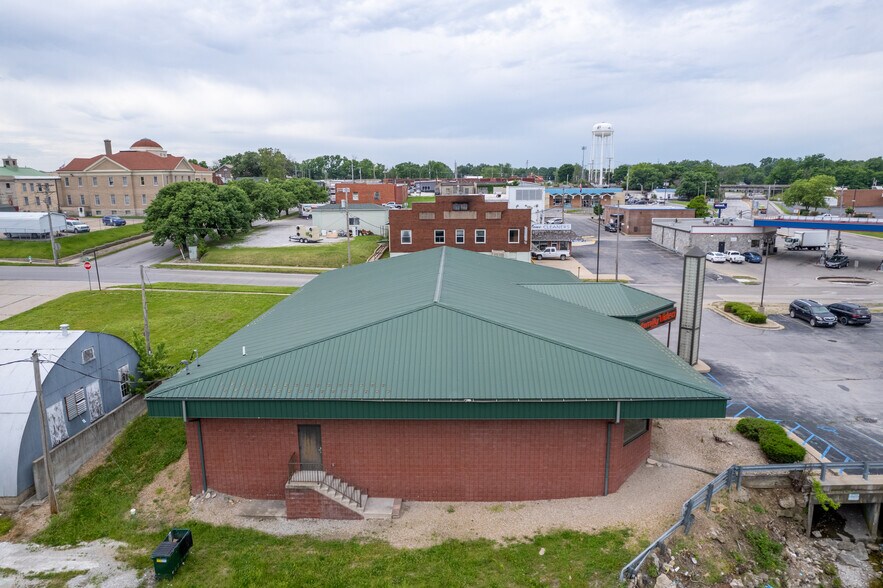 More Photos Of 206 N Western St, Mexico General Retail For Lease