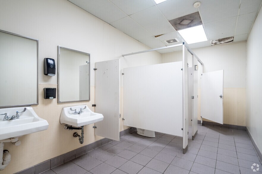 More Photos Of 6501 Goforth St, Houston Warehouse For Lease