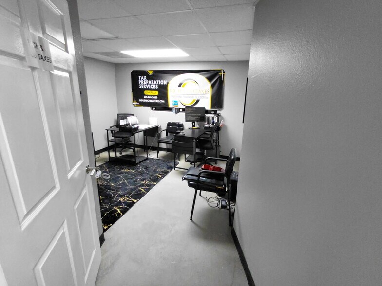 More Photos Of 9025 Cullen Blvd, Houston Unknown For Lease