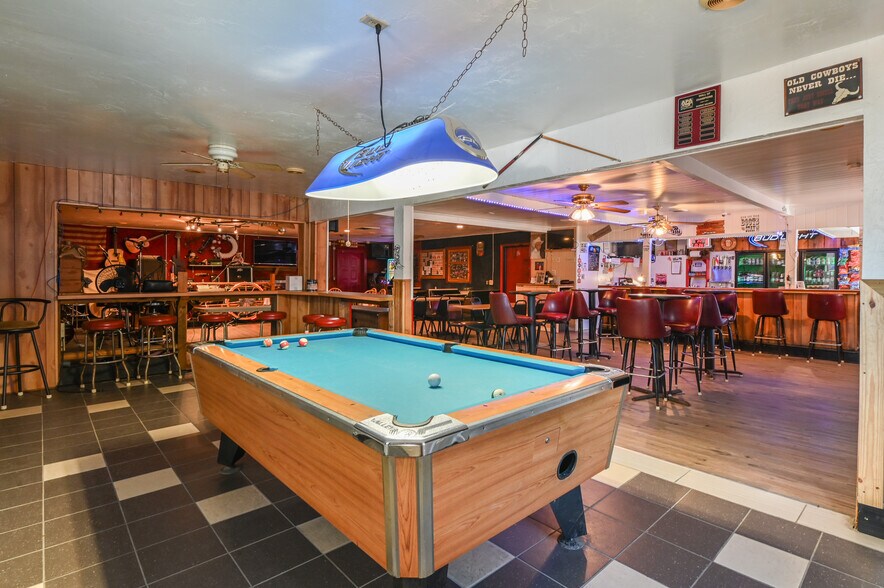 More Photos Of 2451 SE Highway 41, Morriston Bar For Sale