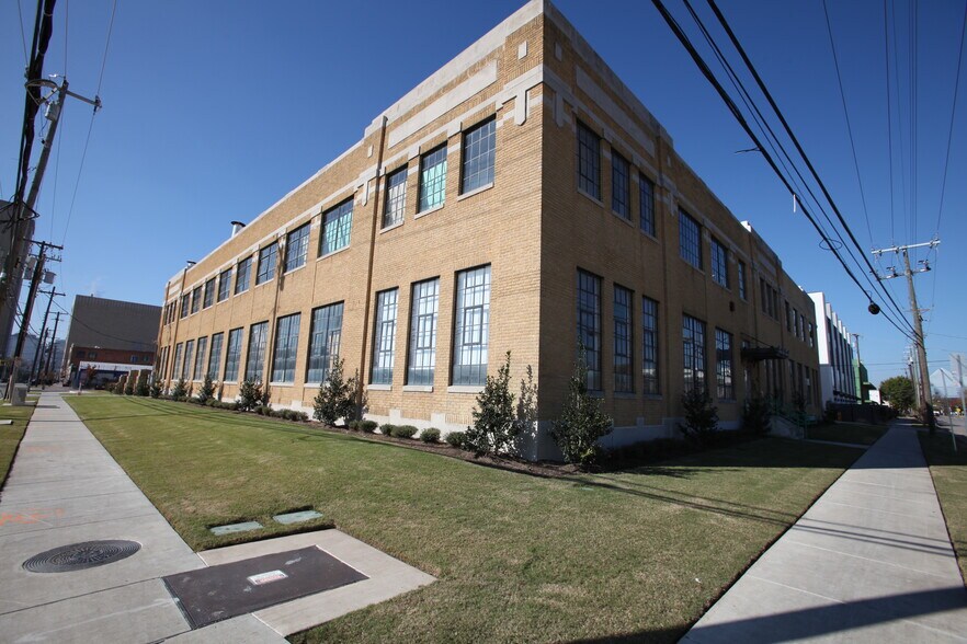 More Photos Of 1401 N Carroll Ave, Dallas Manufacturing For Lease