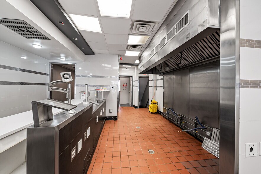 More Photos Of 13 W Allegheny Ave, Towson Storefront For Sale