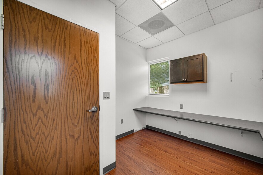 More Photos Of 9711 Valparaiso Dr, Munster Medical For Lease