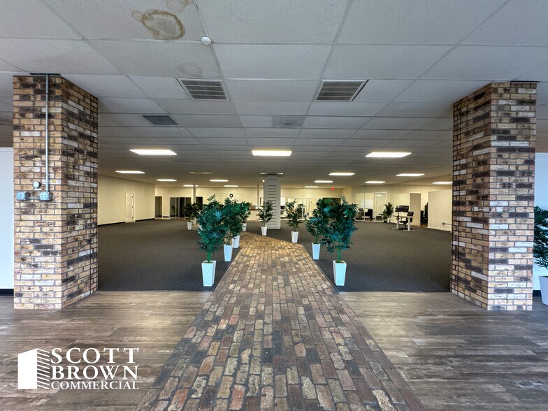 More Photos Of 520 N Loop 288, Denton Showroom For Lease