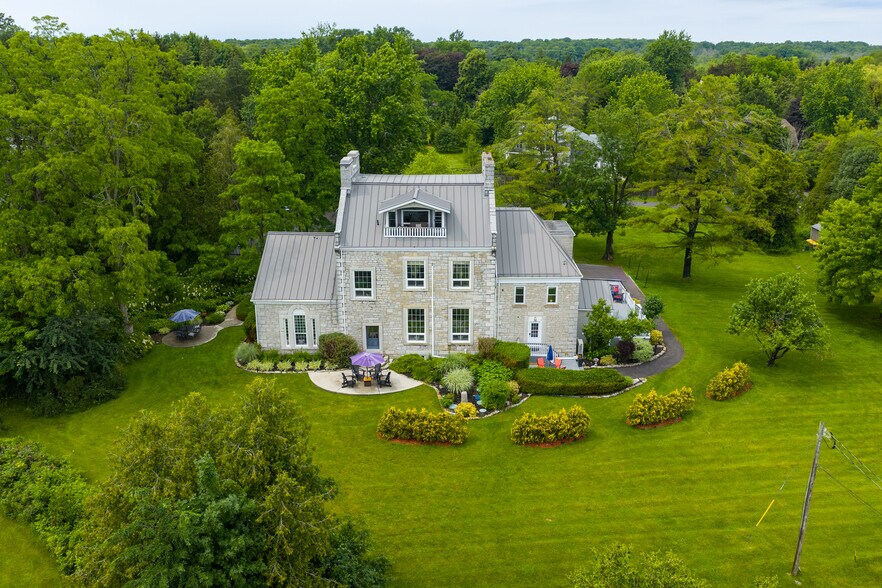 More Photos Of 8 Starr Pl, Kingston Hospitality For Sale