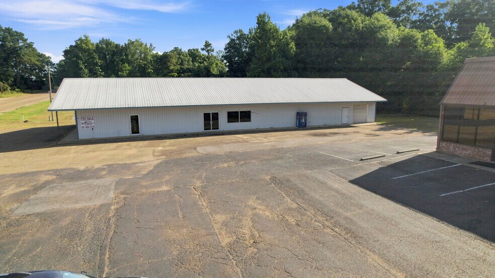More Photos Of 903 S Locust St, Mccomb Freestanding For Sale