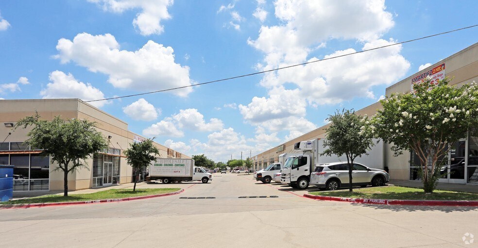 More Photos Of 11029 Harry Hines Blvd, Dallas Flex For Lease