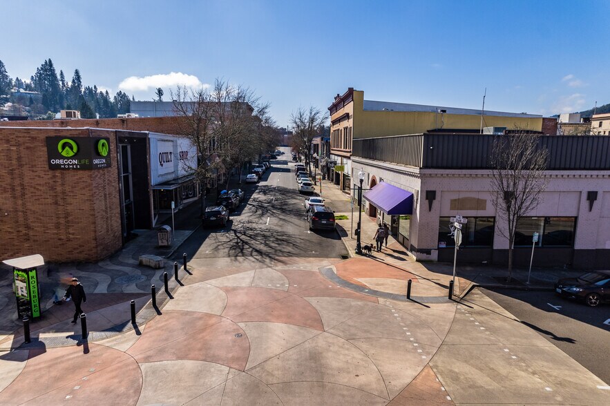 More Photos Of 622-630 SE Jackson St, Roseburg Storefront For Sale